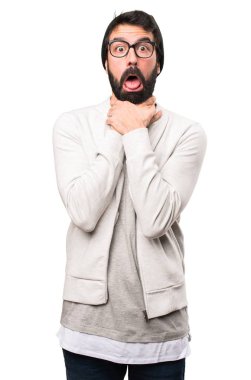 Kendini beyaz arka plan üzerinde boğulan hipster adam