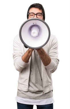 Bir megafon beyaz arka plan üzerinde tutarak hipster adam