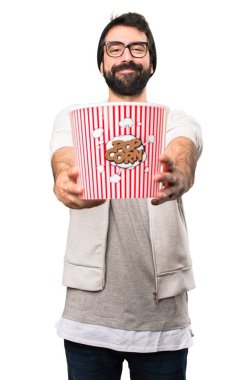 Mutlu Hipster adam yeme popcorns beyaz arka plan üzerinde