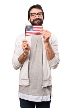 Bir Amerikan bayrağı beyaz arka plan üzerinde tutarak hipster adam
