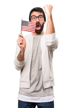 Bir Amerikan bayrağı beyaz arka plan üzerinde tutan mutlu Hipster adam