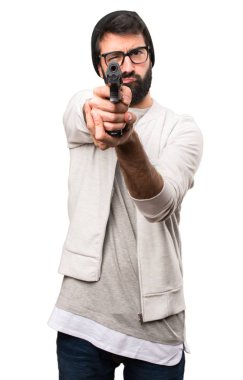 Beyaz zemin üzerinde bir tabanca ile ateş hipster adam