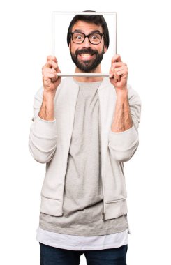 Beyaz arka plan üzerinde framework ile mutlu Hipster adam