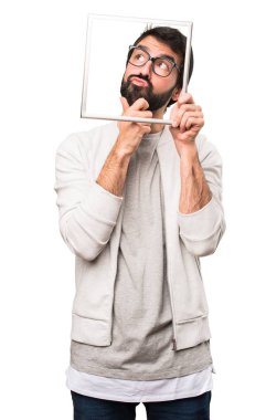 Hipster adam beyaz arka plan üzerinde framework ile