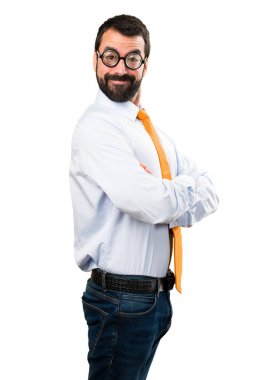 Komik adam gözlük kolları ile geçti