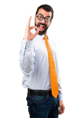 Komik adam gözlüklü Ok işareti yapmak