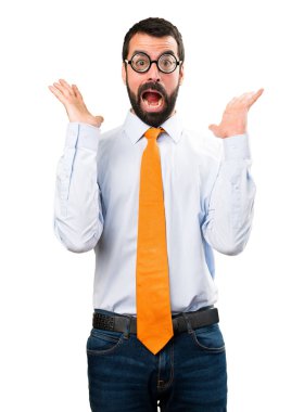 Komik adam gözlüklü sürpriz jest yapma