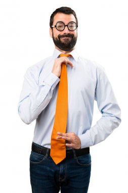 Komik adam gözlüklü kendisiyle gurur