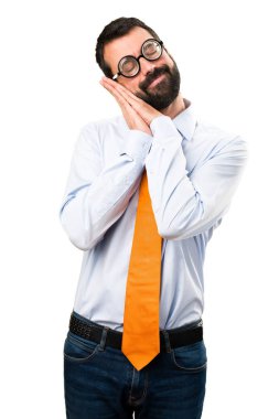 Komik adam gözlüklü uyku jest yapma