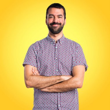 yakışıklı adam kollarını ile geçti