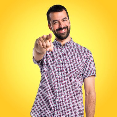 Yakışıklı adam önüne işaret