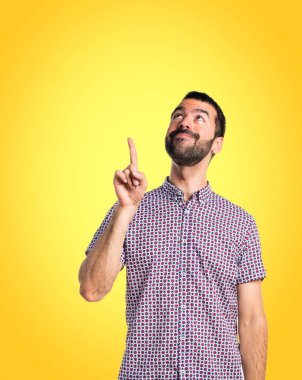 yakışıklı adam yukarı dönük