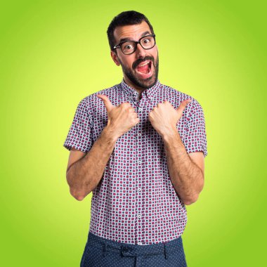 Başparmak ile gözlüklü adam