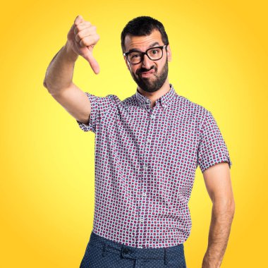 Kötü sinyal yapıyor gözlüklü adam