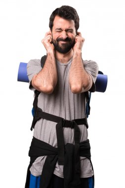 Yakışıklı backpacker kulakları beyaz zemin üzerine kaplama