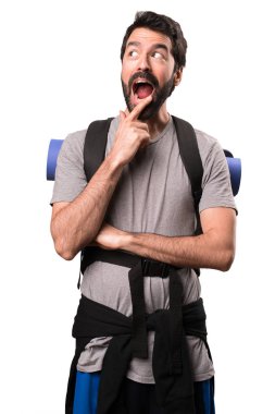 Yakışıklı backpacker yapım sürpriz jest beyaz arka plan üzerinde