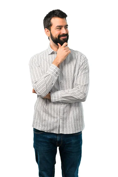 Knappe man met baard staan en op zoek naar de kant — Stockfoto