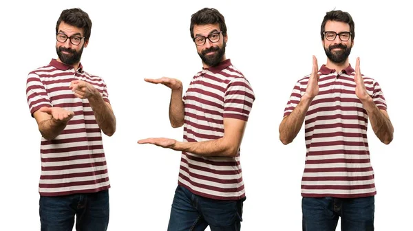 Conjunto de hombre con gafas sosteniendo algo —  Fotos de Stock