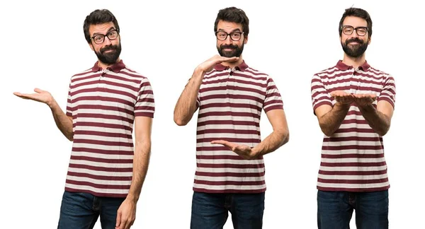Conjunto de Homem com óculos segurando algo — Fotografia de Stock