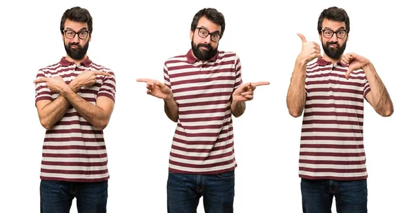 Set de Hombre con gafas apuntando a los laterales teniendo dudas — Foto de Stock