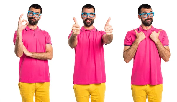 Homme en vêtements colorés avec le pouce levé — Photo