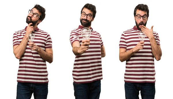 Σύνολο των ευτυχισμένος άνθρωπος με γυαλιά κρατώντας μια λάμπα — Φωτογραφία Αρχείου