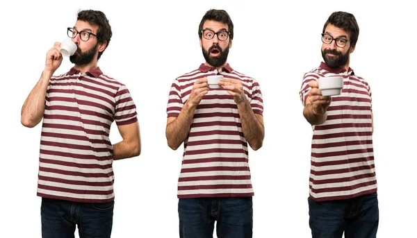 Bir fincan kahve tutan gözlüklü adam ayarla — Stok fotoğraf