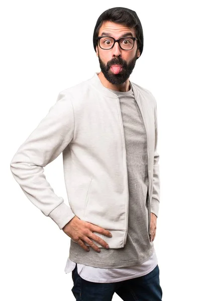 Hipster man tar ut tungan på vit bakgrund — Stockfoto