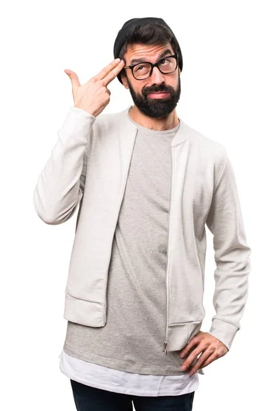 Hipster man gör självmord gest på vit bakgrund — Stockfoto