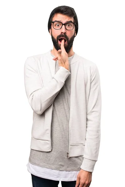 Hipster uomo fare gesto suicida su sfondo bianco — Foto Stock