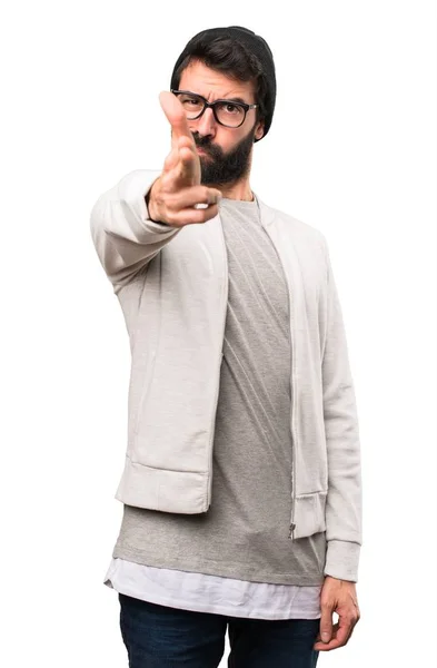 Hipster man gör pistol gest på vit bakgrund — Stockfoto