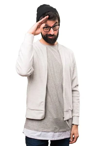 Beyaz arka plan üzerinde selamlayan hipster adam — Stok fotoğraf