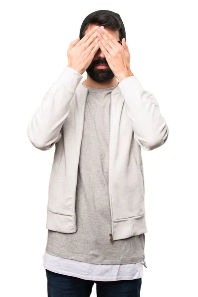 Bokovky muž si zakryl oči na bílém pozadí — Stock fotografie