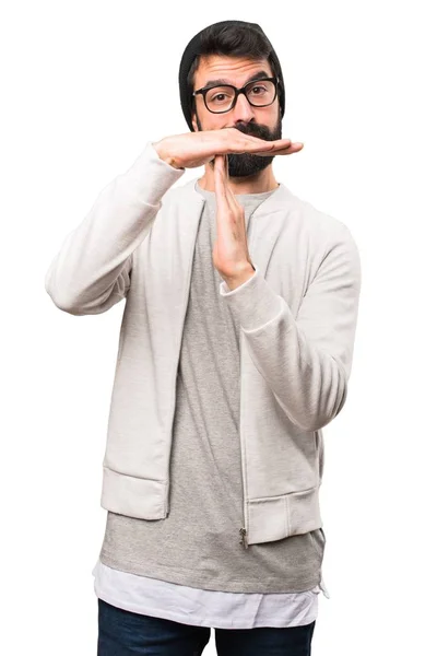 Человек-хипстер делает жест тайм-аут на белом фоне — стоковое фото
