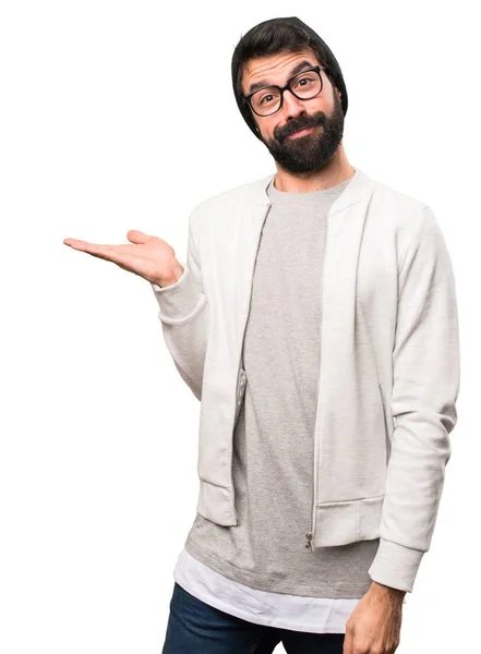 Bir şey beyaz arka plan üzerinde tutan hipster adam — Stok fotoğraf