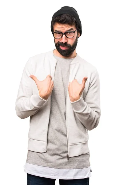 Hipster-Mann macht Überraschungsgeste auf weißem Hintergrund — Stockfoto