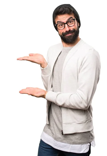 Hipster-Mann präsentiert etwas auf weißem Hintergrund — Stockfoto