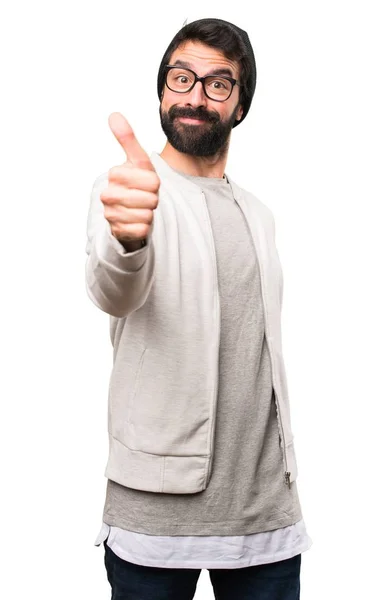 Hipster hombre con el pulgar hacia arriba sobre fondo blanco — Foto de Stock