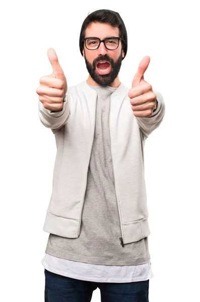 Hipster man met duim omhoog op witte achtergrond — Stockfoto