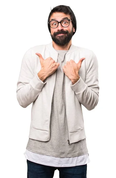 Hipster man med tummen upp på vit bakgrund — Stockfoto