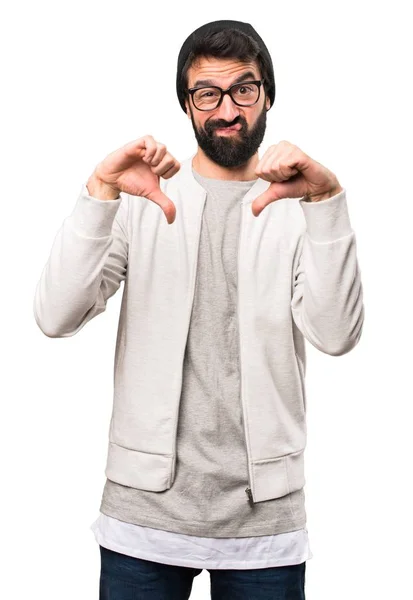 Hipster άνθρωπος κάνοντας κακό σήμα σε λευκό φόντο — Φωτογραφία Αρχείου