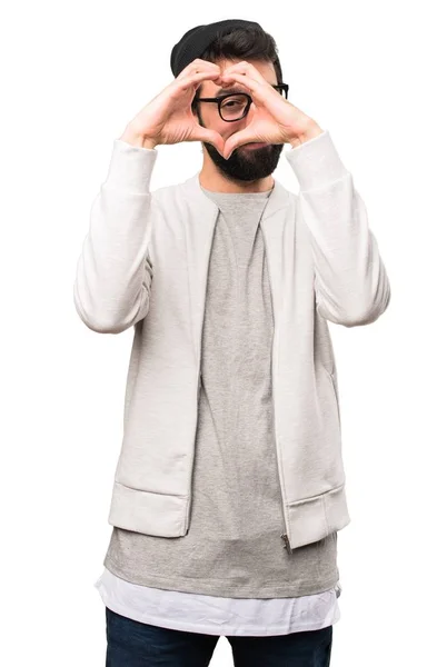 Hipster homem fazendo um coração com as mãos no fundo branco — Fotografia de Stock