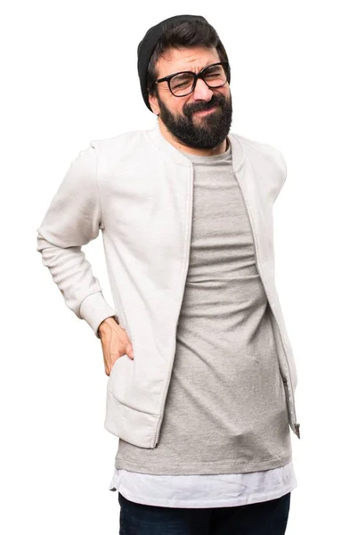 Hipster man med ryggsmärtor på vit bakgrund — Stockfoto