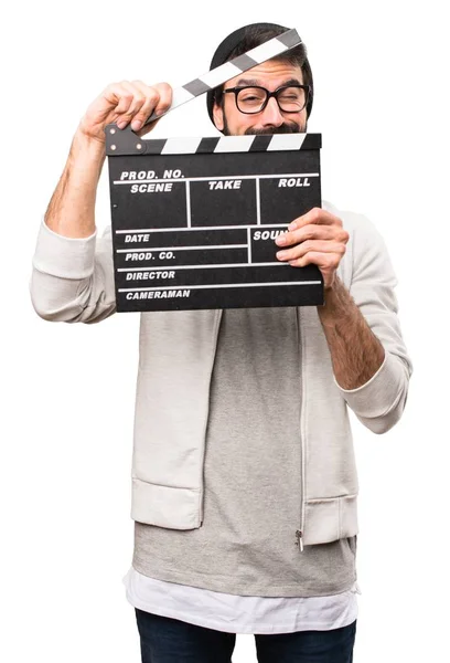Hipster uomo in possesso di un clapperboard su sfondo bianco — Foto Stock