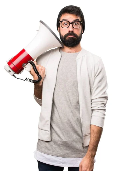 Hipster man met een megafoon op witte achtergrond — Stockfoto