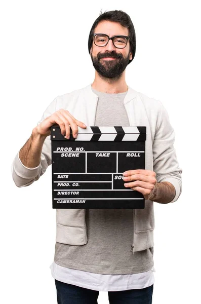 Felice Hipster uomo in possesso di un clapperboard su sfondo bianco — Foto Stock