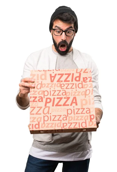 Hipster-Mann überrascht mit Pizza auf weißem Hintergrund — Stockfoto