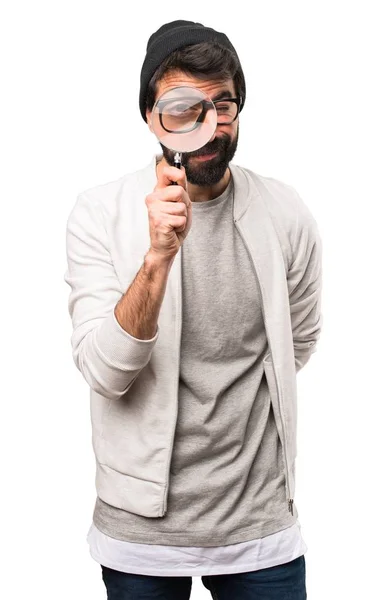 Hipster uomo con lente d'ingrandimento su sfondo bianco — Foto Stock