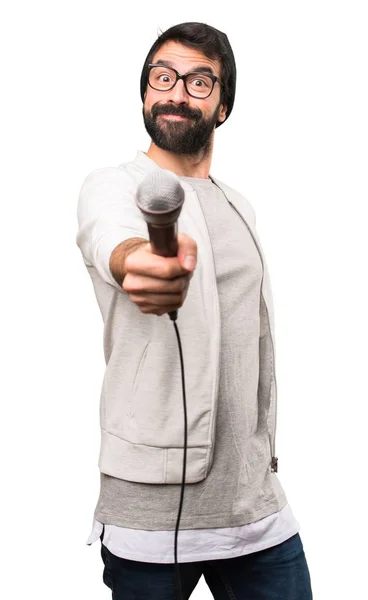 Hipster man zingen met microfoon op witte achtergrond — Stockfoto