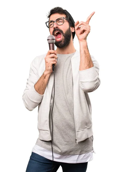Hipster άνδρας τραγουδά με το μικρόφωνο σε λευκό φόντο — Φωτογραφία Αρχείου
